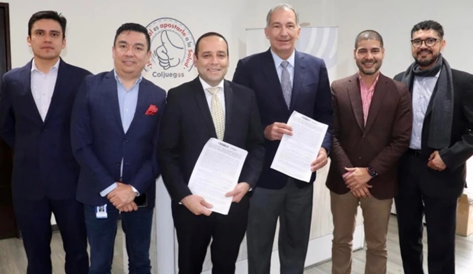 El presidente de Coljuegos y los representantes del Operador Nacional de Juegos S.A.S, oficializaron la firma del contrato para la operación de Baloto por 5 años.